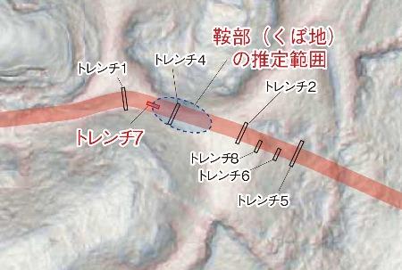 養郷狐谷遺跡のトレンチ７の位置と窪地を埋め立てた範囲を示す図です。トレンチは青の実線、埋め立てた範囲は、青色の点線で囲っています。古代山陰道は朱色で示してあります。